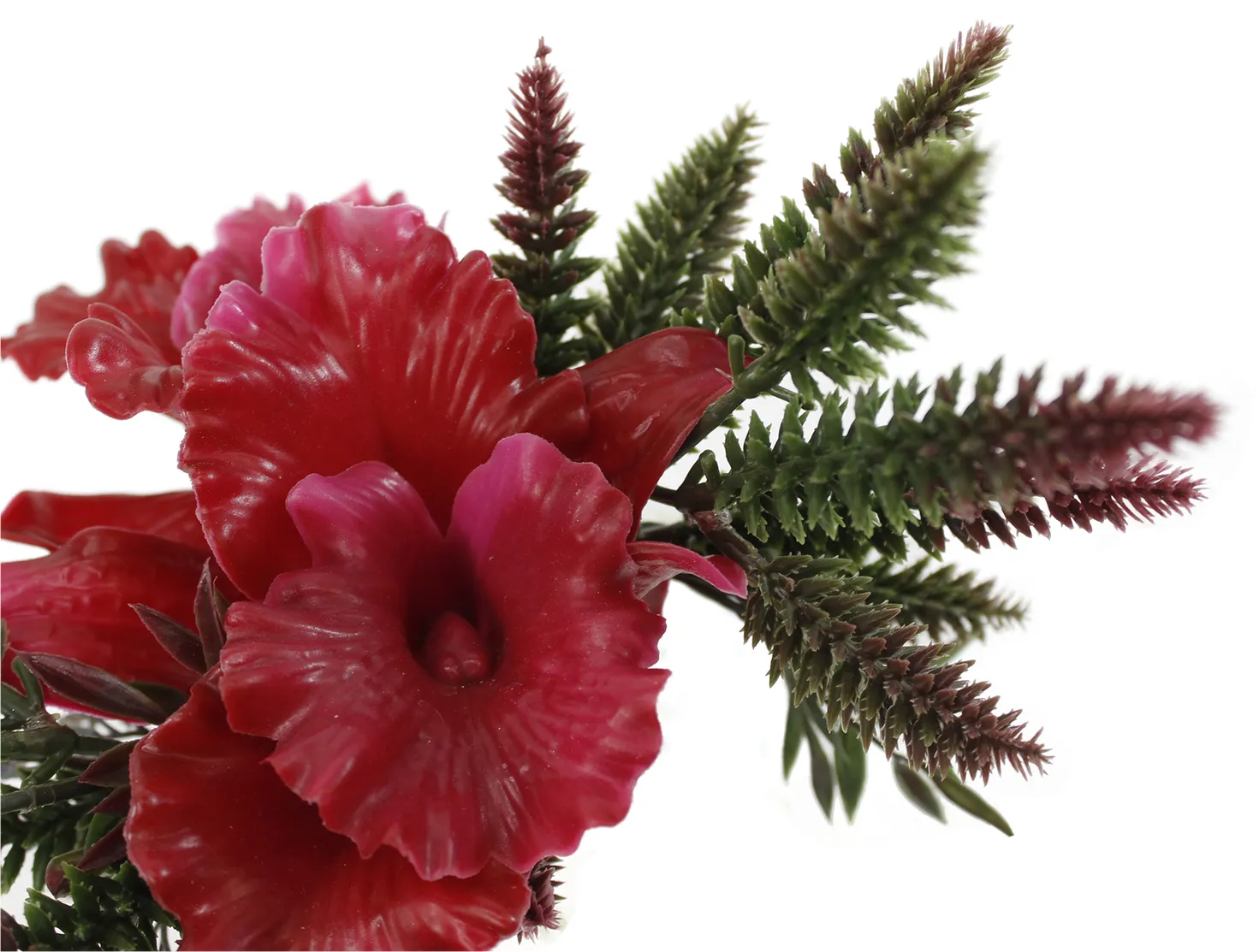 Малиновые декоративные орхидеи каттлеи в стеклянной вазе