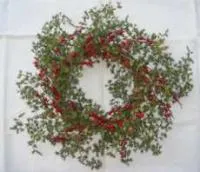 Венок новогодний с ягодками 60х60х10см