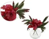 Малиновые декоративные орхидеи каттлеи в стеклянной вазе