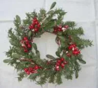 Венок новогодний с ягодками 60х60х10см