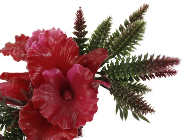 Малиновые декоративные орхидеи каттлеи в стеклянной вазе