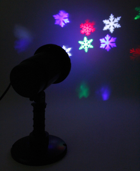 Фонарь-проектор светодиодный уличный Разноцветные снежинки дистанция 5м провод 5м черный